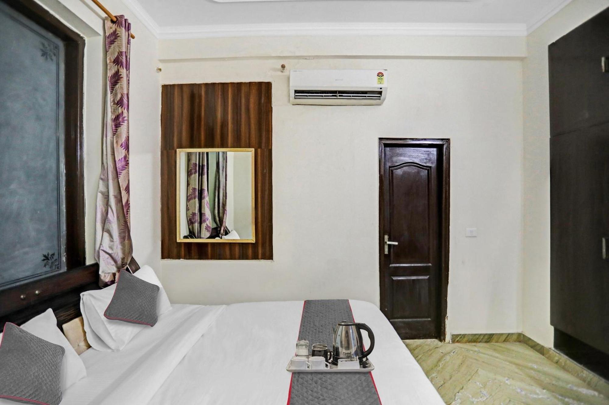 Townhouse The Premier View Near Iskcon Temple Noida Hotel Exterior foto